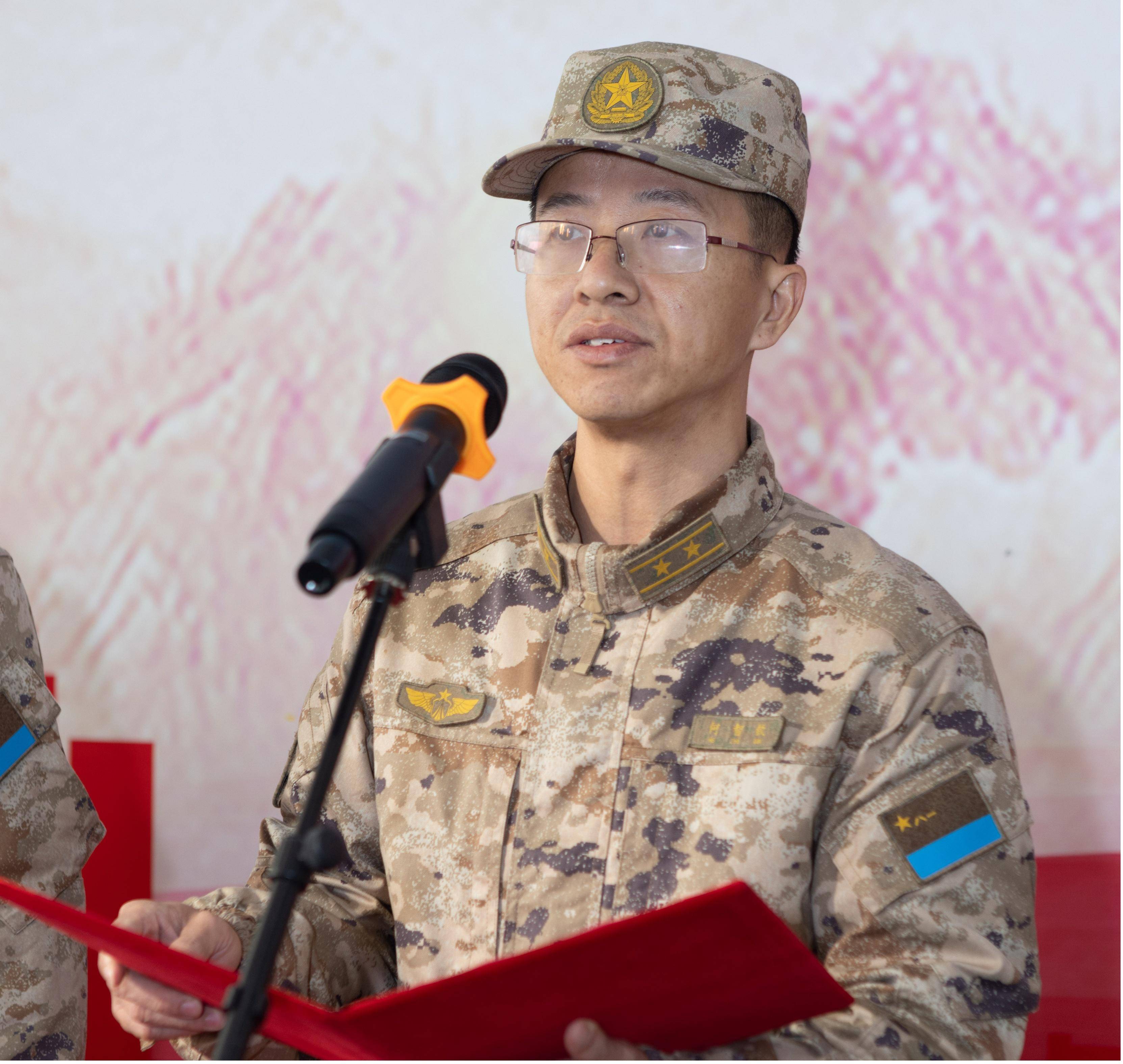 黄陂区人武部政委郭遵毅宣布主题书画展正式开始.随后95903部队官