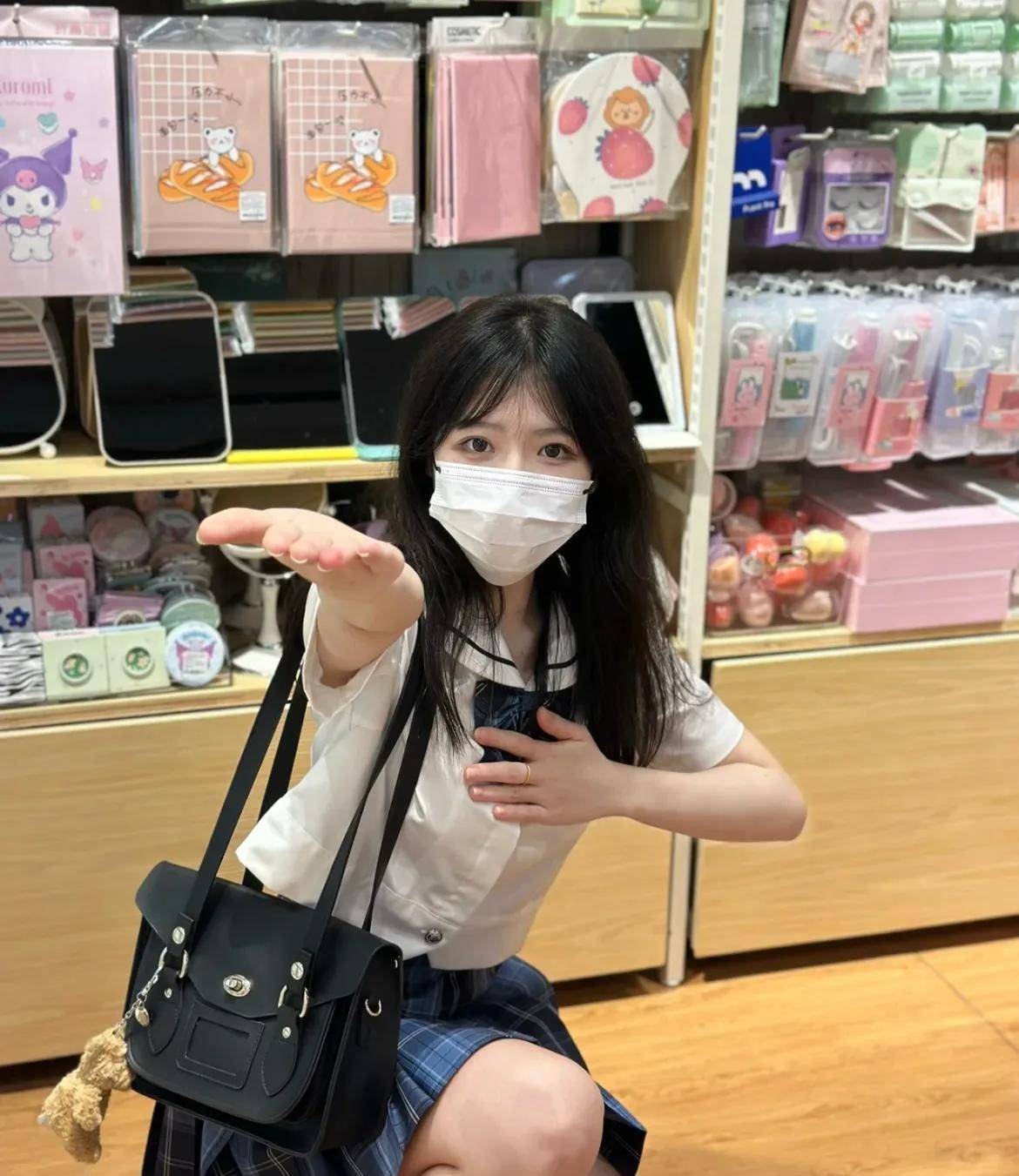 当我在网上看到jk制服美女时,我也很感动!_身材_要求_年龄