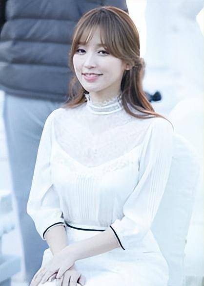 笑不活了,金莎找了个小19岁的男友,我却笑死在网友评论区里!