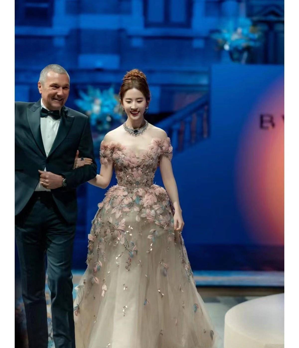 刘亦菲在宝格丽晚宴上给大家争光了!