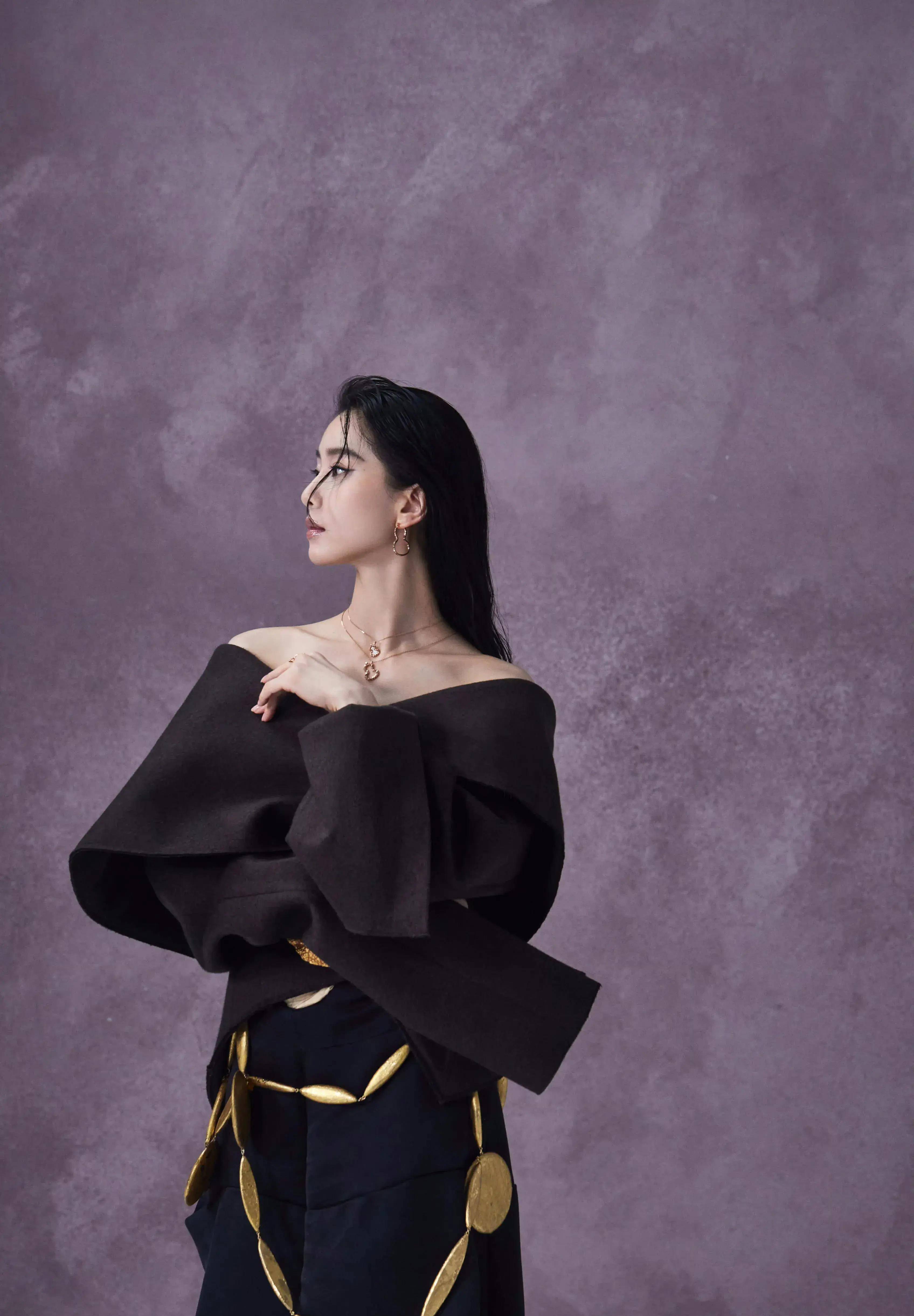 刘诗诗登上《嘉人》十一月号封面,身穿黑色抹胸,性感迷人,好美_时尚