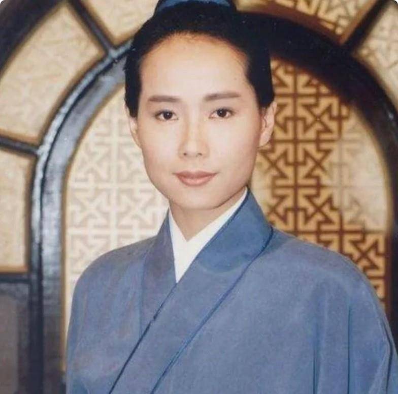 舍不得口红眼影纹唇,就别硬演"女扮男装"了,你是当观众瞎吗?