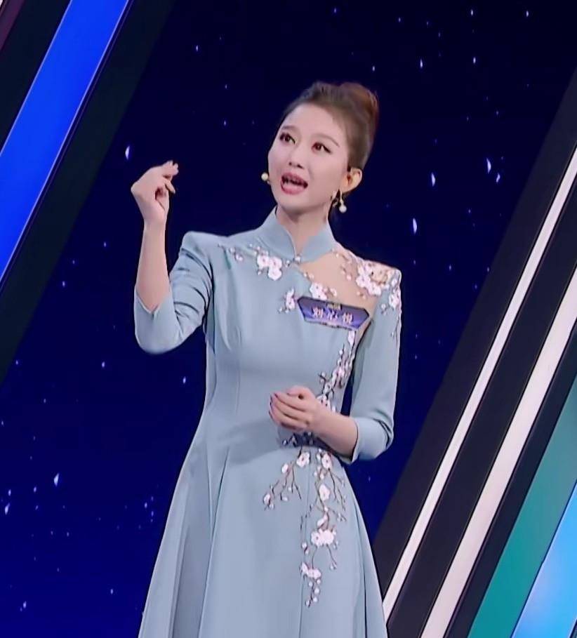 央视新女主持高颜值抢镜,一袭收腰红裙亮相,台风稳健声音似董卿