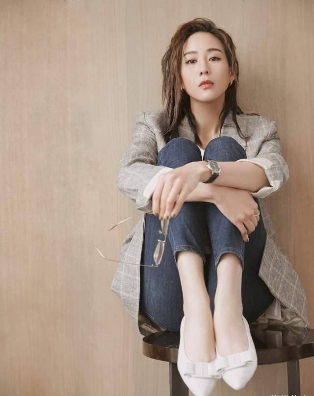 张钧甯太"心机"了,穿衬衫特意解开纽扣,v型领口时尚微露_好身材_运动