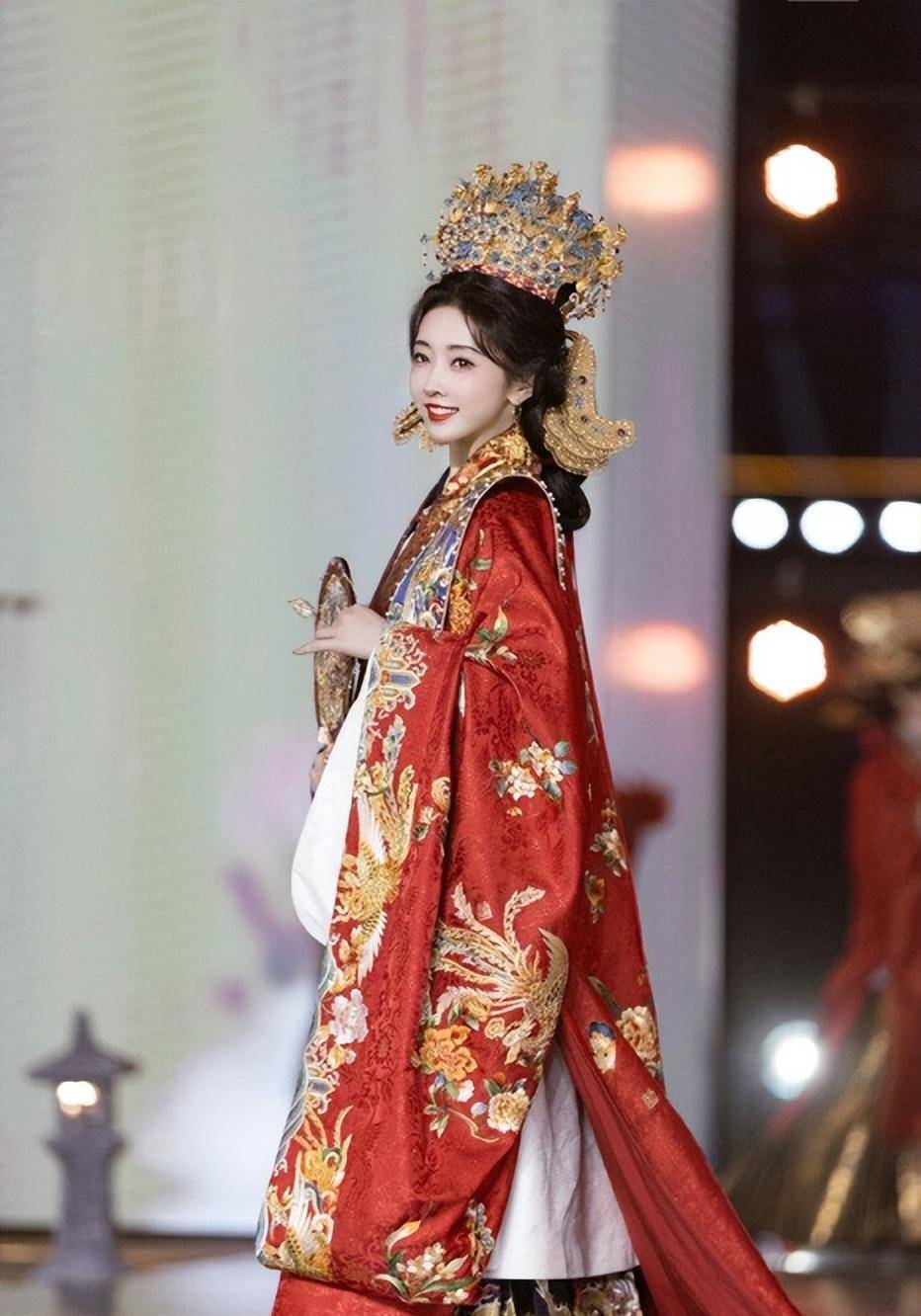 不得不说,宣禄的造型堪称明代嫁衣的巅峰之作.