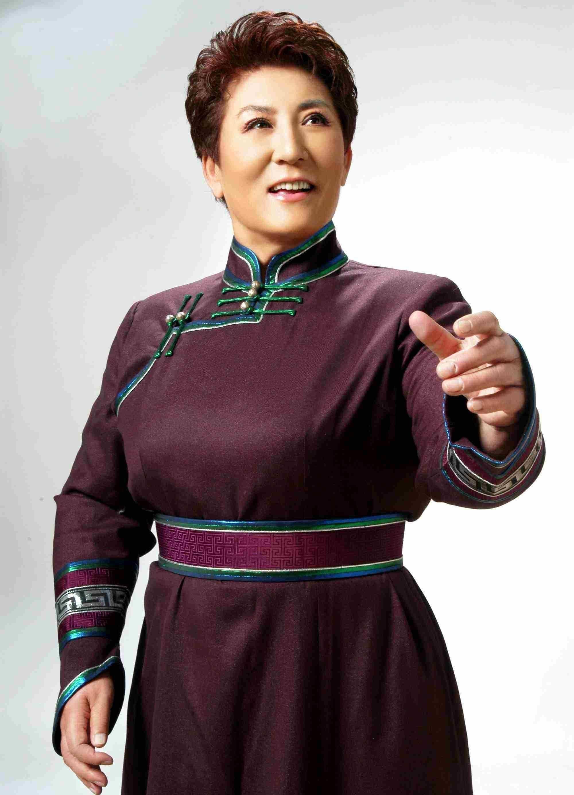 这位蒙古族女歌手德德玛以其深情的歌声和扣人心弦的歌声深受观众喜爱