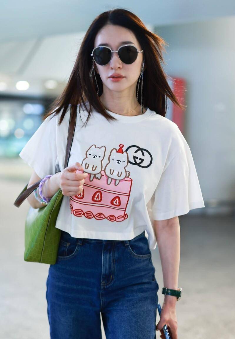 李小冉扮成小姑娘,身穿露腹卡通t恤,秀出纤细腰肢,妆容亮丽的他更漂亮