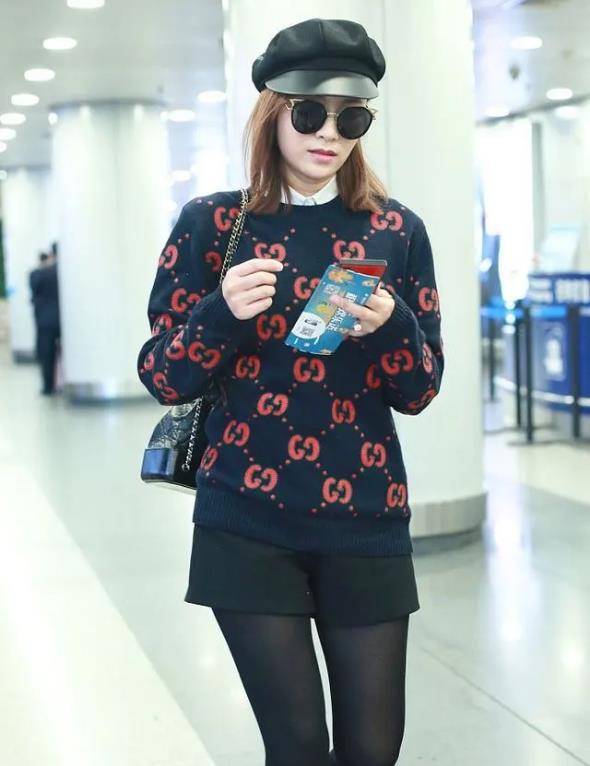 黑色丝袜搭配超短裤,叶一茜彻底变身街头路人,网友:完美!