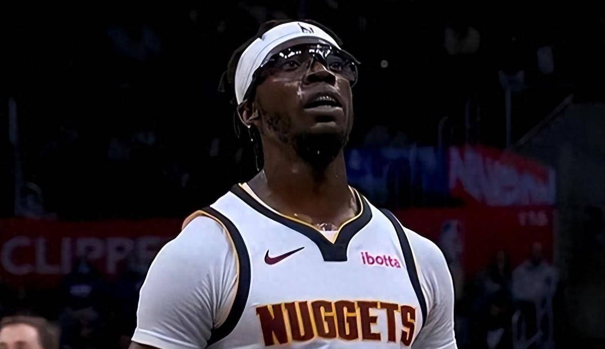 由于队内多位核心缺阵,雷吉杰克逊,小乔丹被顶上首发,两人都曾经在