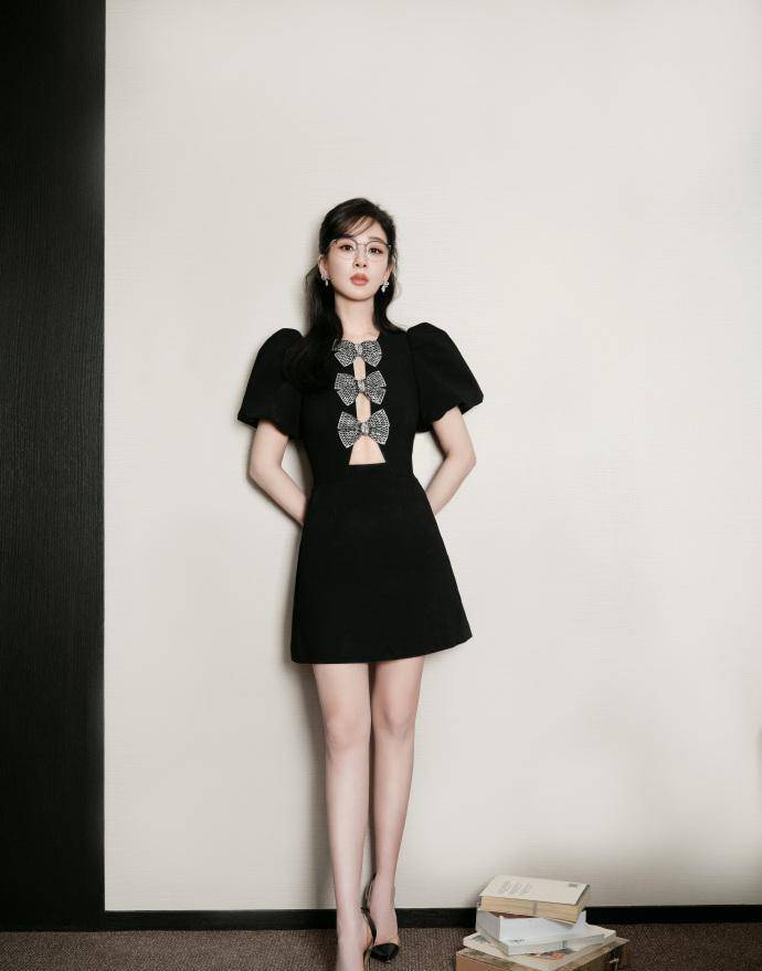 杨紫上次活动的美照,身穿镂空黑裙大秀身材,甜美又辣辣的造型