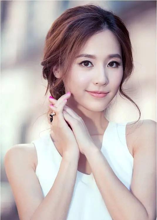 40岁吴佳妮,性感宛如水蜜桃!_演艺事业_获得了_作品