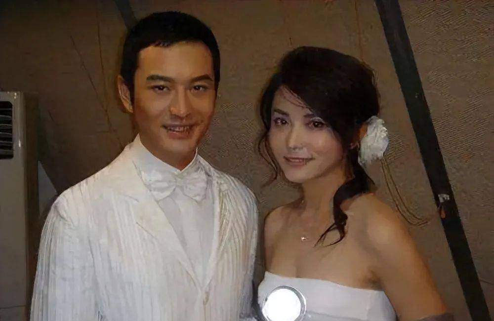 然而,黄晓明在天真善良的李钰面前却无法抗拒,对她一见钟情.