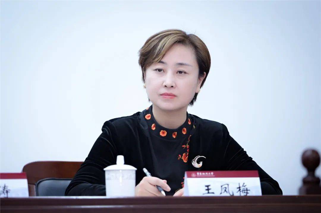 律新社创始人,ceo 王凤梅律新社创始人,ceo王凤梅在研讨会总结中