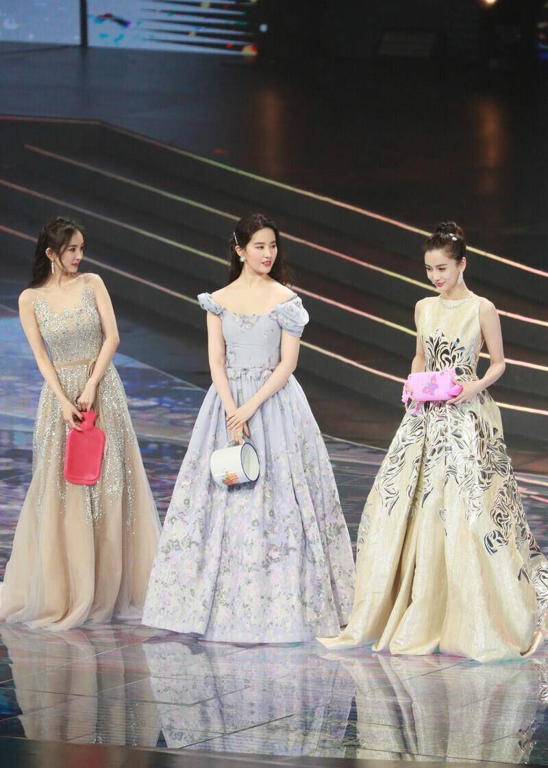 杨颖,刘亦菲与谷爱凌同框,一个像网红,一个像女王,差别太明显