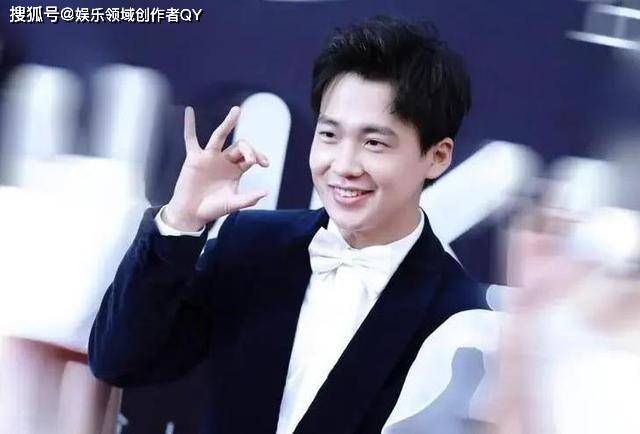 郭麒麟在成名之后,频繁地接受各种代言服务,每项服务的费用都高达200