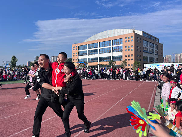 亲子运动伴成长 健康快乐一小行 郫筒一小举行二年级亲子运动会_孩子