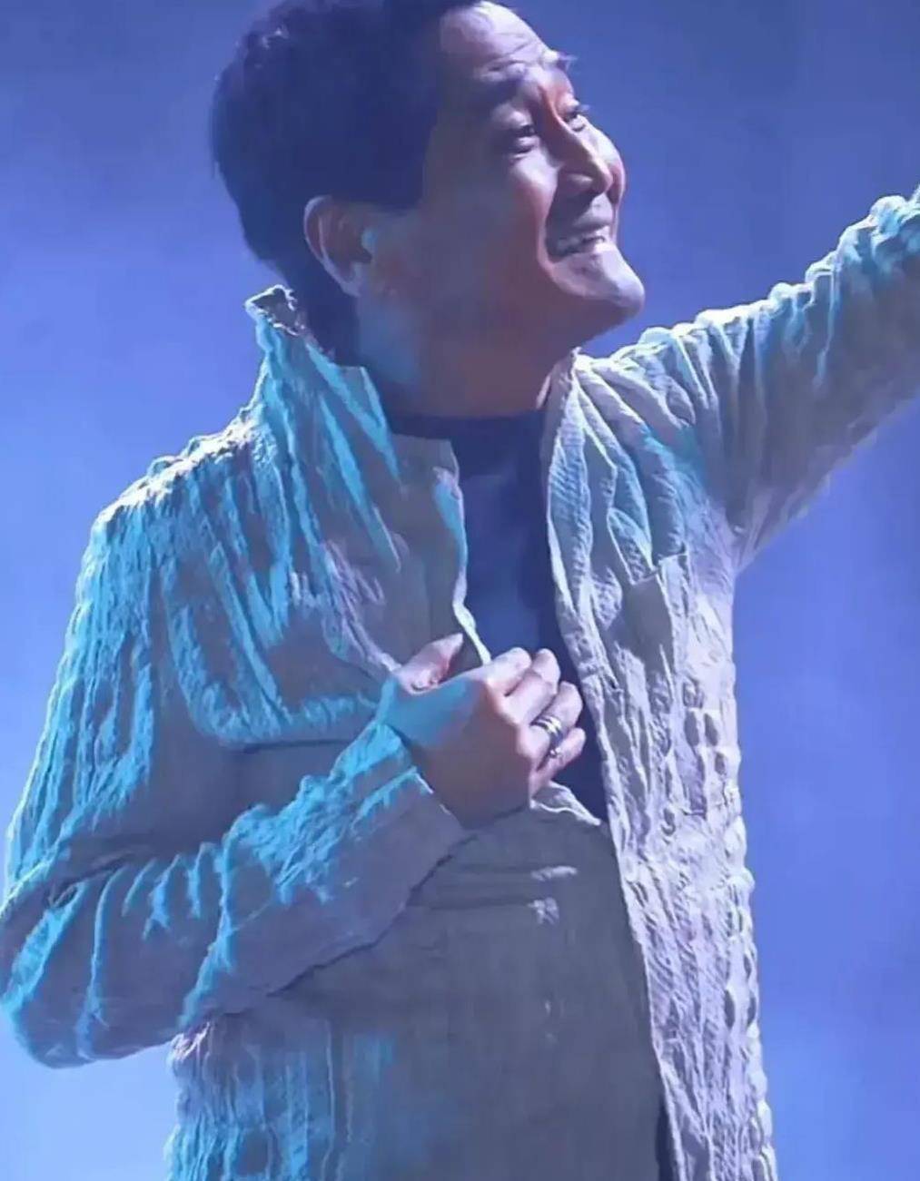 原创63岁齐秦近照模样大变,身材发福臃肿,老态十足,网友:像老太_音乐