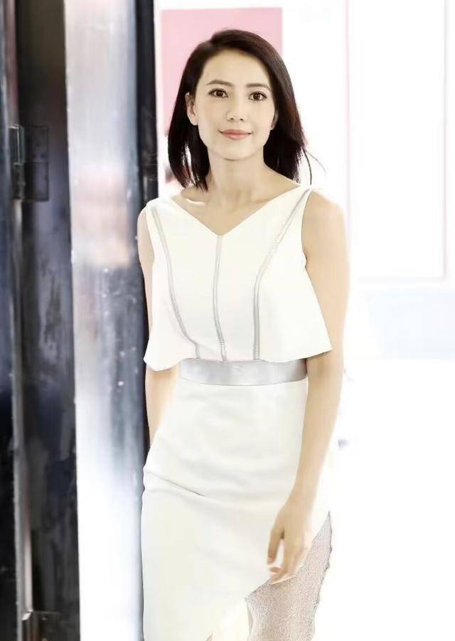 照片中,高圆圆衣着简洁干净,美得让人猜不出他的真实年龄!