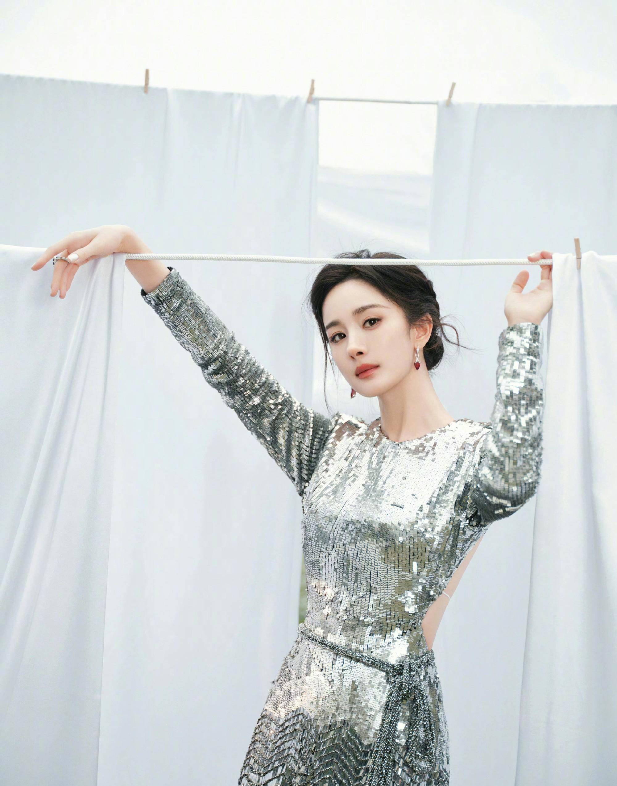 杨幂穿上银色飘逸长裙,立刻变身仙女!美丽达到新高度_气质_女神_裙子