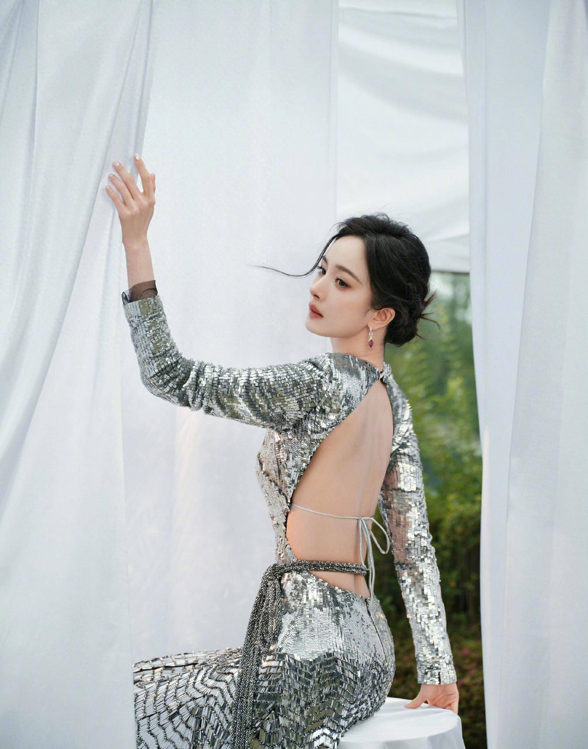 杨幂穿上银色飘逸长裙,立刻变身仙女!美丽达到新高度_气质_女神_裙子