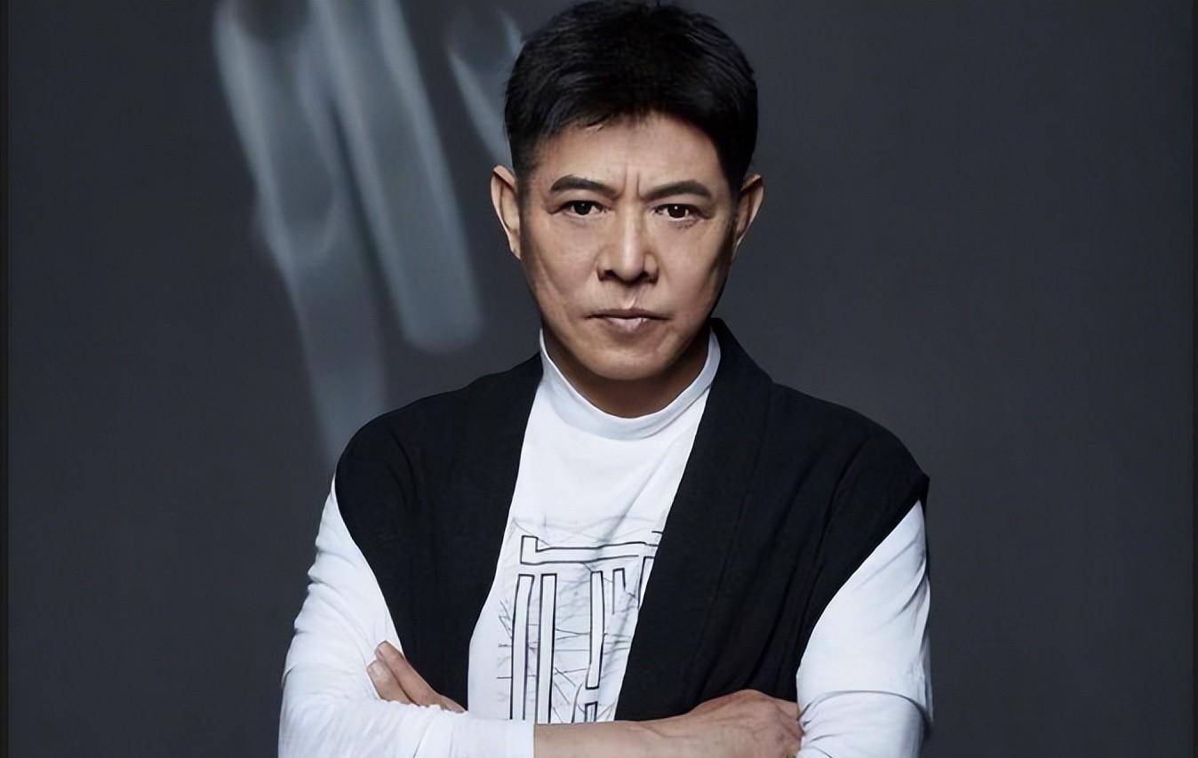 李连杰之所以成为大家的偶像,源于他在武打影片和演艺事业中的杰出