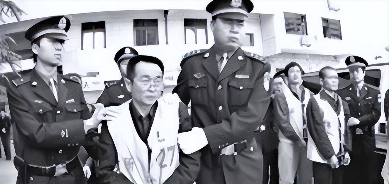 "就这样,在登封为非作歹已久的黑恶势力头目王松,锒铛入狱.