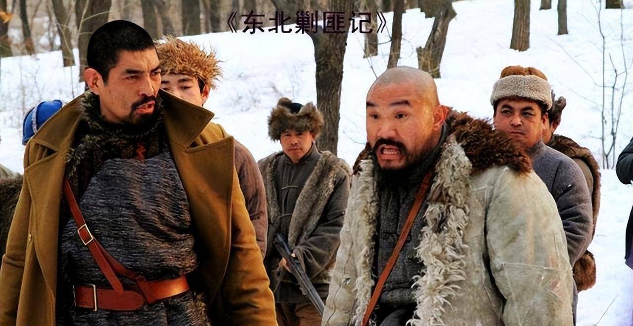 队伍被东北土匪打散,我司令员到老乡家避难,一弯腰身份暴露_大院_公安