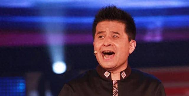 在那个命运多舛的夜晚,毕福剑试图用幽默来活跃聚会气氛,没想到他的话