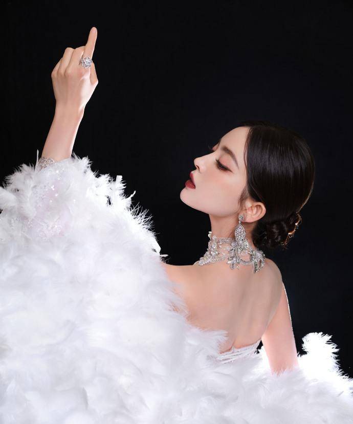 古力娜扎惊艳透视裙,诱惑身材炸裂!_魅力_珠宝_曲线