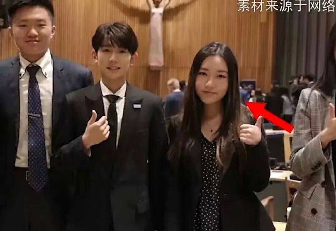 据曝料者透露,王源的交往对象疑似是名叫李恩童的女孩.