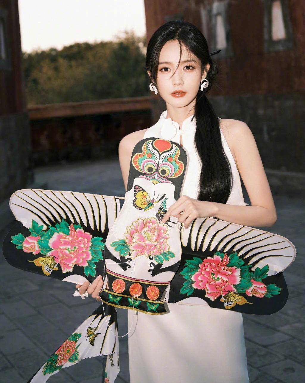 李一桐新中式闺秀妆写真,搭配白色旗袍,清新秀丽,温婉佳人_风格_美女