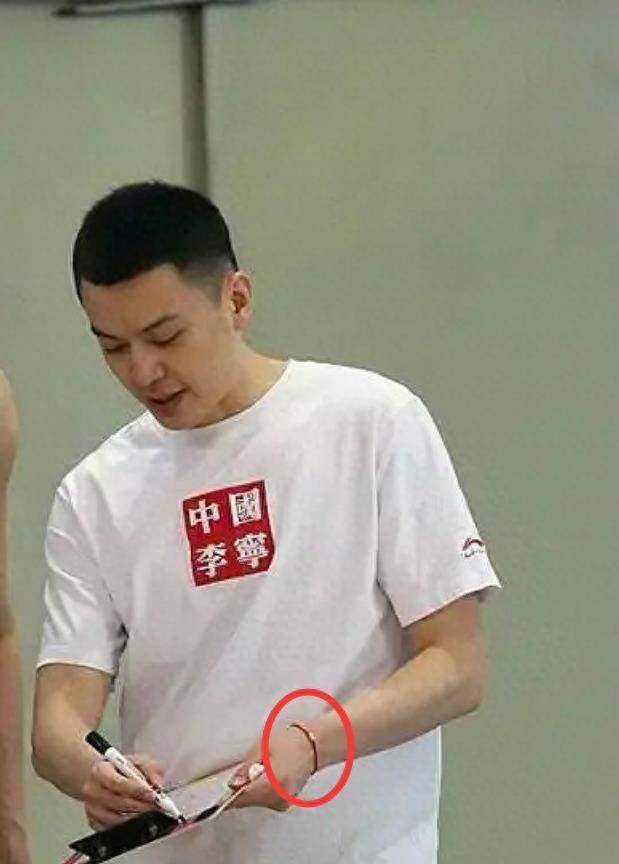 真巧,杨鸣也戴着同款手链,而且看起来像是情侣手链.