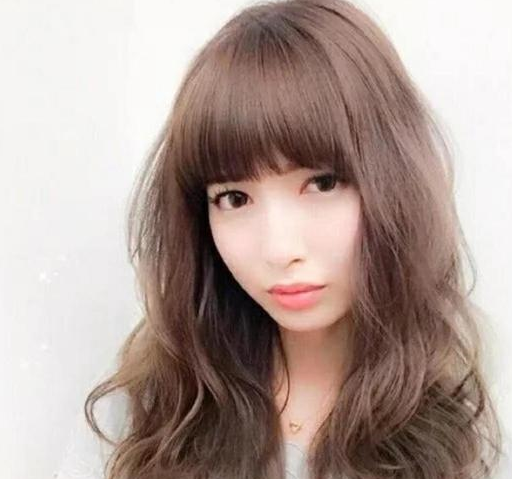 厚重的齐刘海只要化繁为简,时尚度也能翻倍!_刘海界_脸型_发型