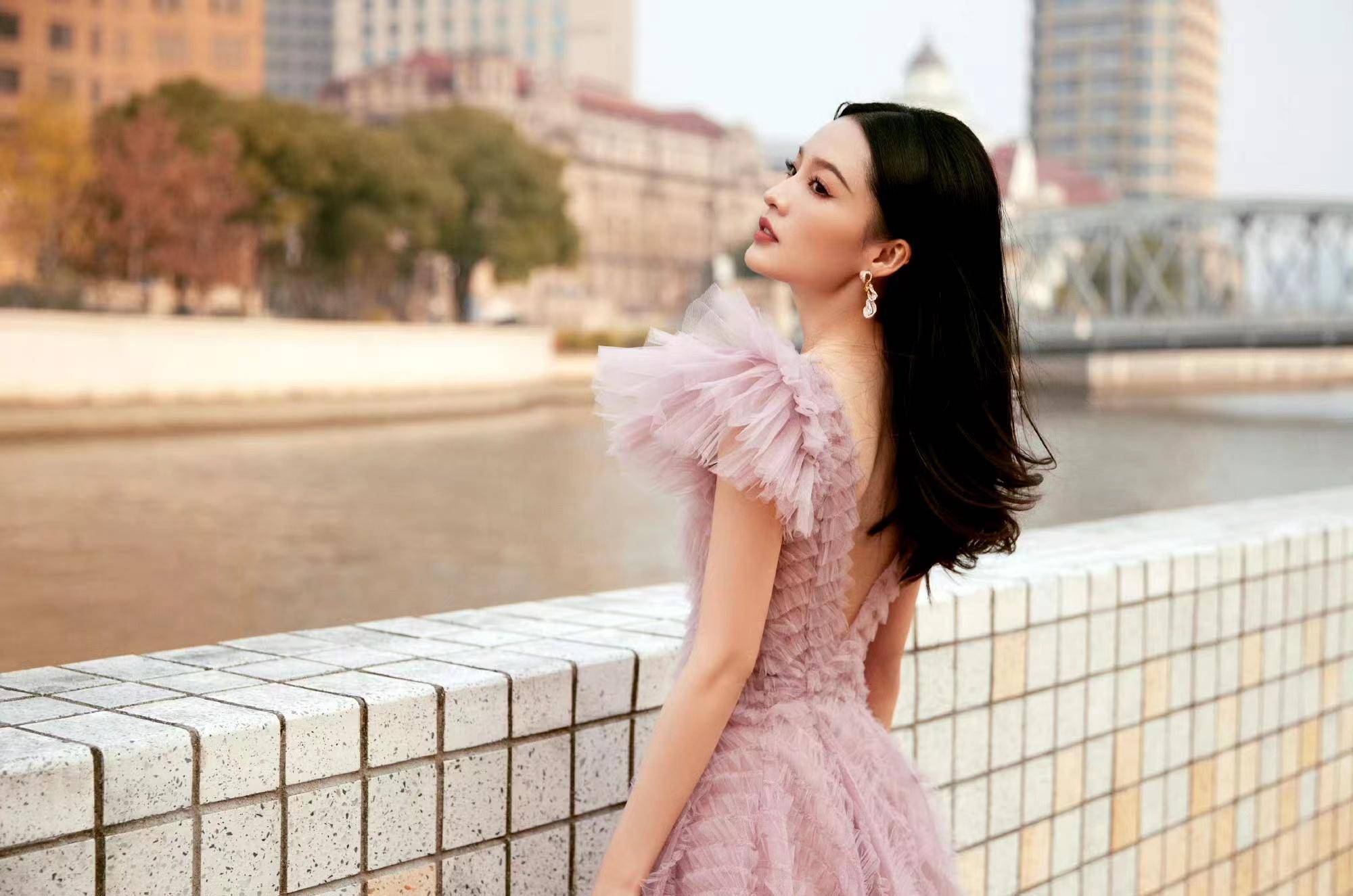 李沁运动的新面孔来了,身穿晚紫色长裙,美丽如仙!_造型_设计_颜色