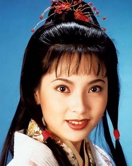 何宝生的第二任女友也是因戏生情,足以看出他妥妥是个情种.