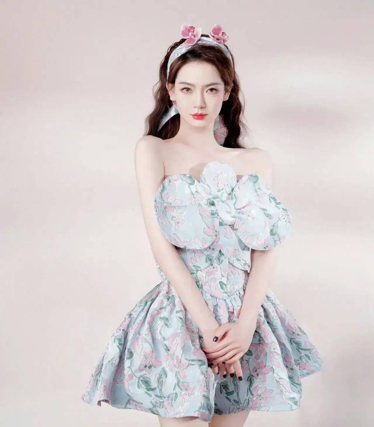戚薇惊艳现身,花园风蓬蓬裙造型引爆全场_魅力_时尚_芭蕾舞