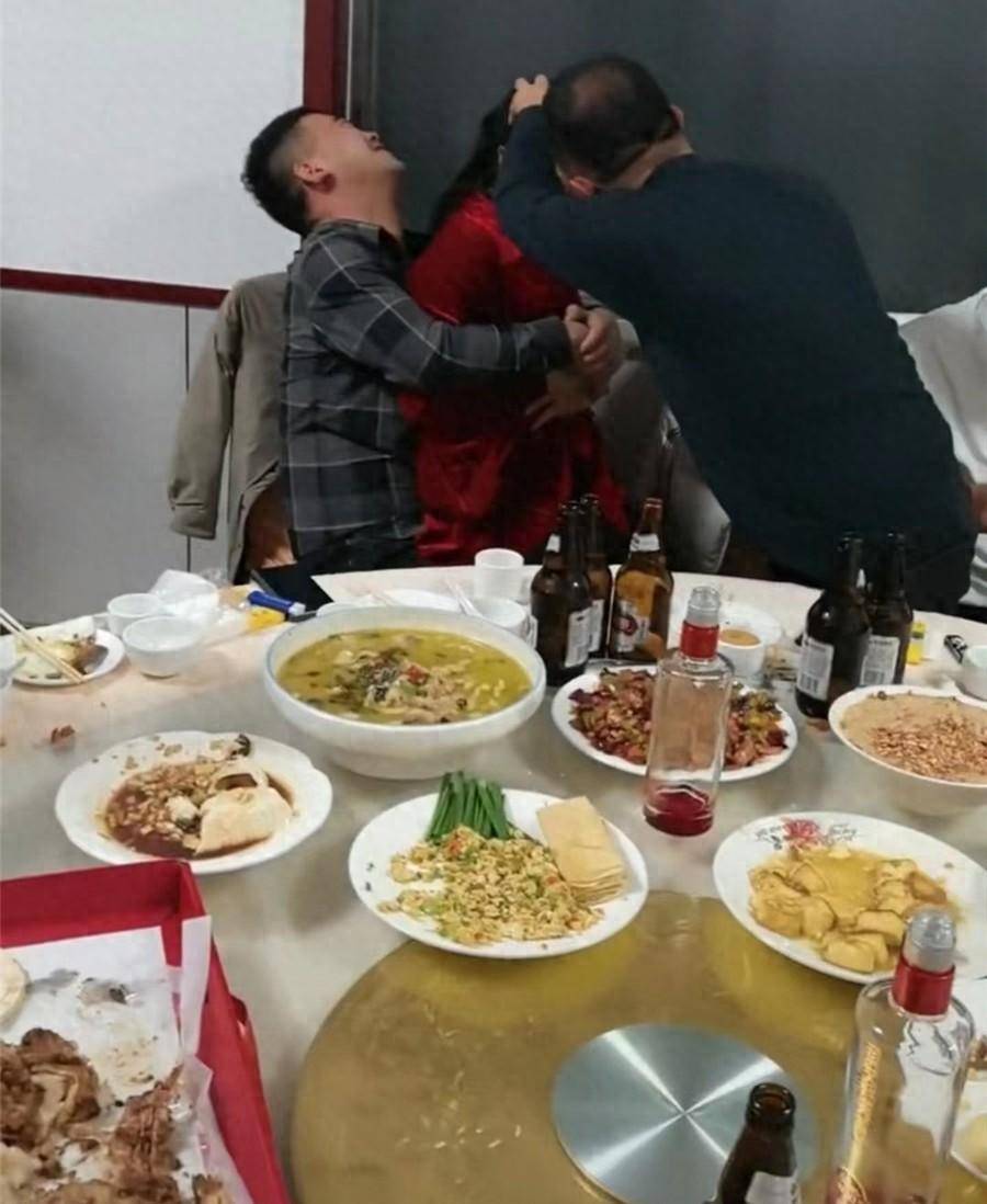 老同学聚会,11个男生就1女生,饭还没吃完女生因招架不住想离开