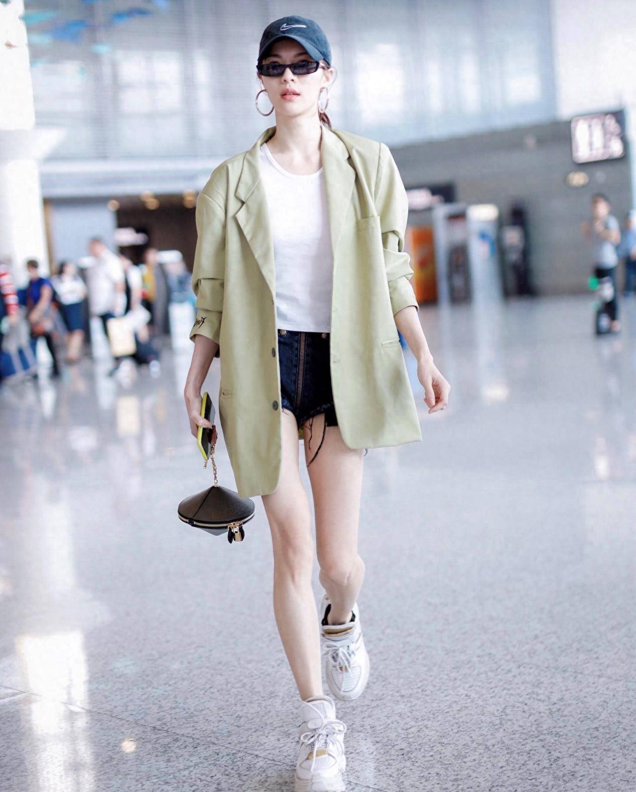 钟楚曦绿西装配短裤清新怡人,下衣失踪秀长腿lv飞碟包竟成陪衬?