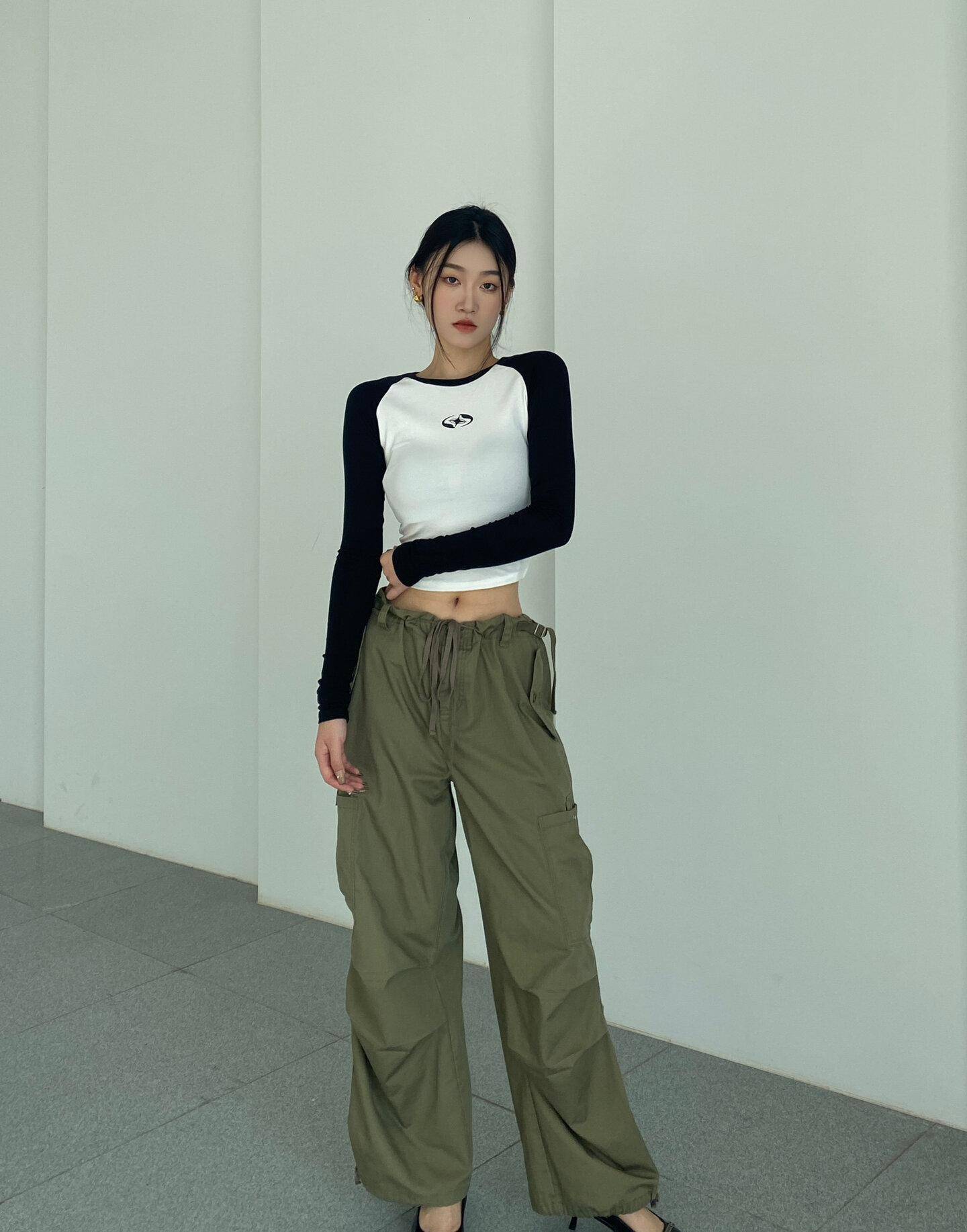 工装裤和高跟鞋的 ootd 搭配其实看起来还不错!