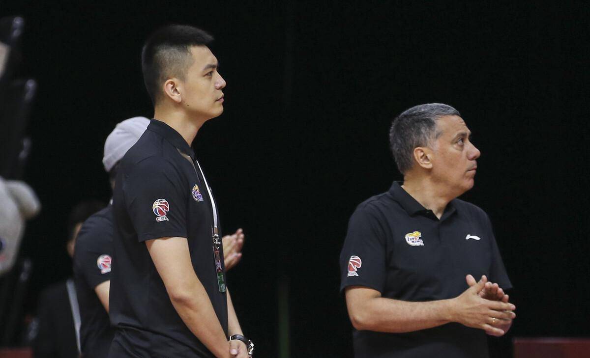 之后先是进入到球队管理层做了副总经理,再然后,由于郭士强的突然离职