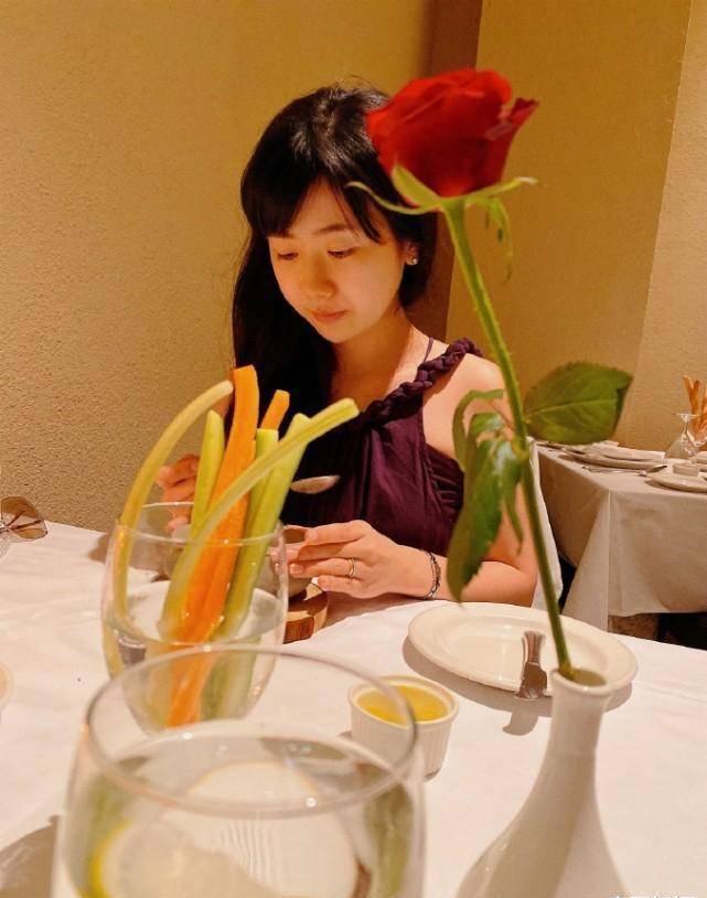 福原爱江宏杰深夜约会,吃西餐又逛街似热恋,夫妻偎依恩爱又甜蜜_男人