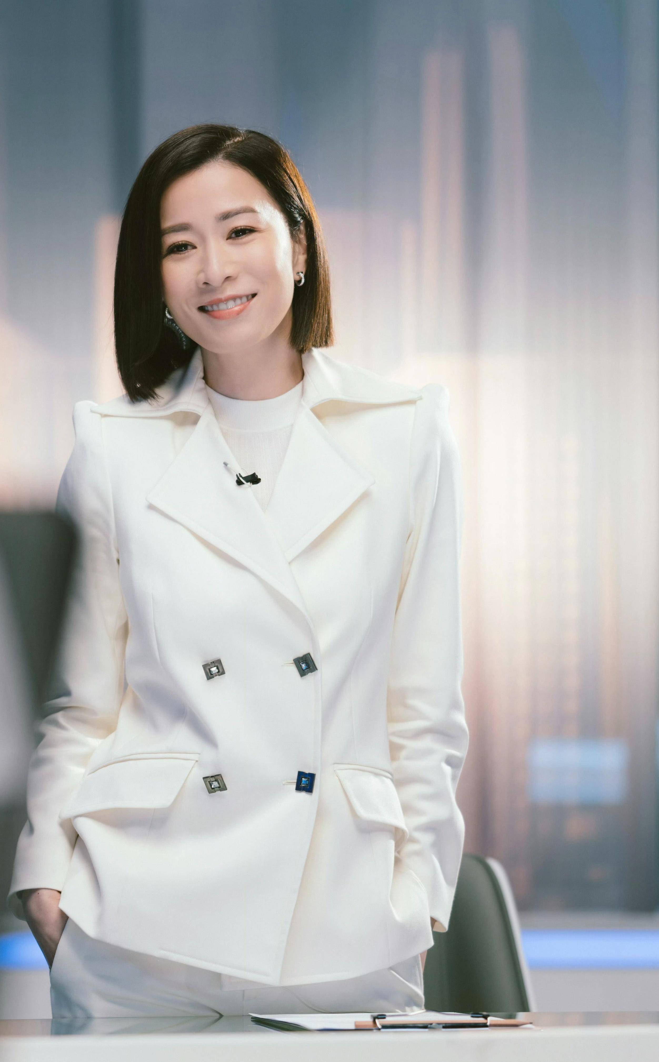 《新闻女王》穿搭出圈,佘诗曼演绎职场女强人,散发干练和优雅_西装