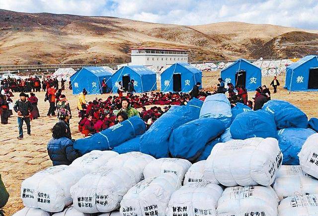 地震时,这个国家连飞机座椅都拆了,只为多给我们运一点物资_中国_帐篷