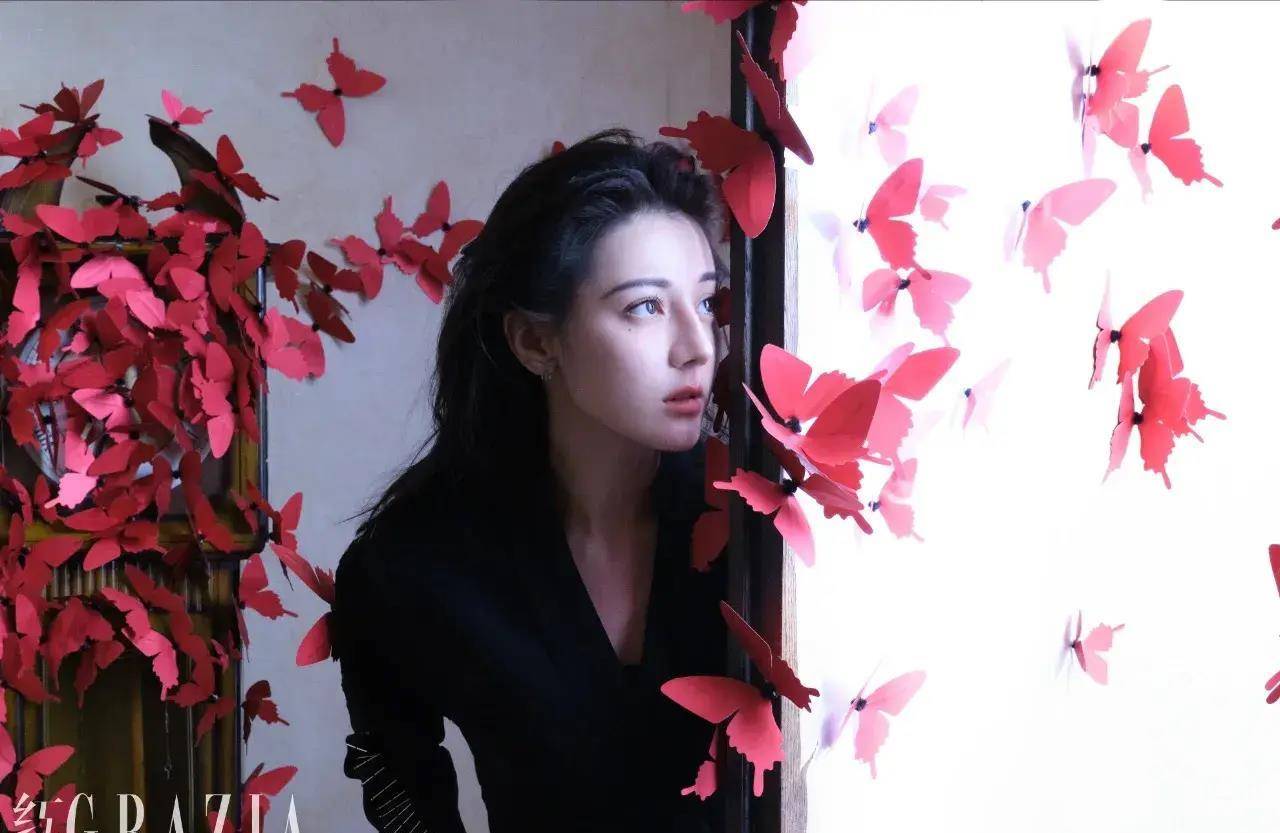 迪丽热巴登《红秀》11月封面,黑色抹胸礼服大秀白皙肌肤,太绝了_蝴蝶