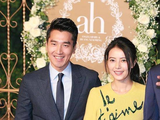 高圆圆母女探班赵又廷,女神依旧漂亮,小女儿蹦蹦跳跳欢快如精灵_家庭