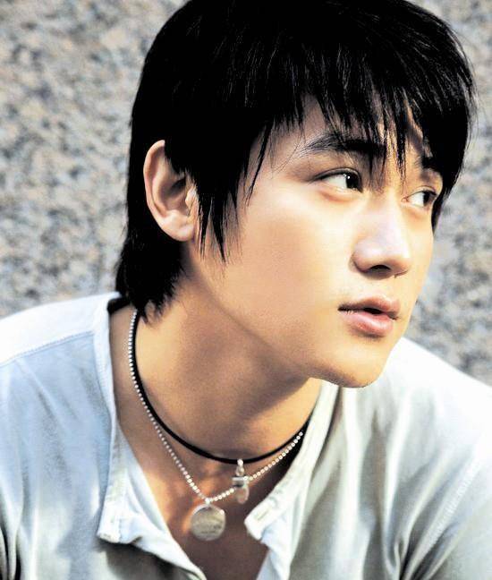 44岁陆毅被偷拍,脸圆脖子粗,皮肤黑肚子大,与精修照判若两人_照片