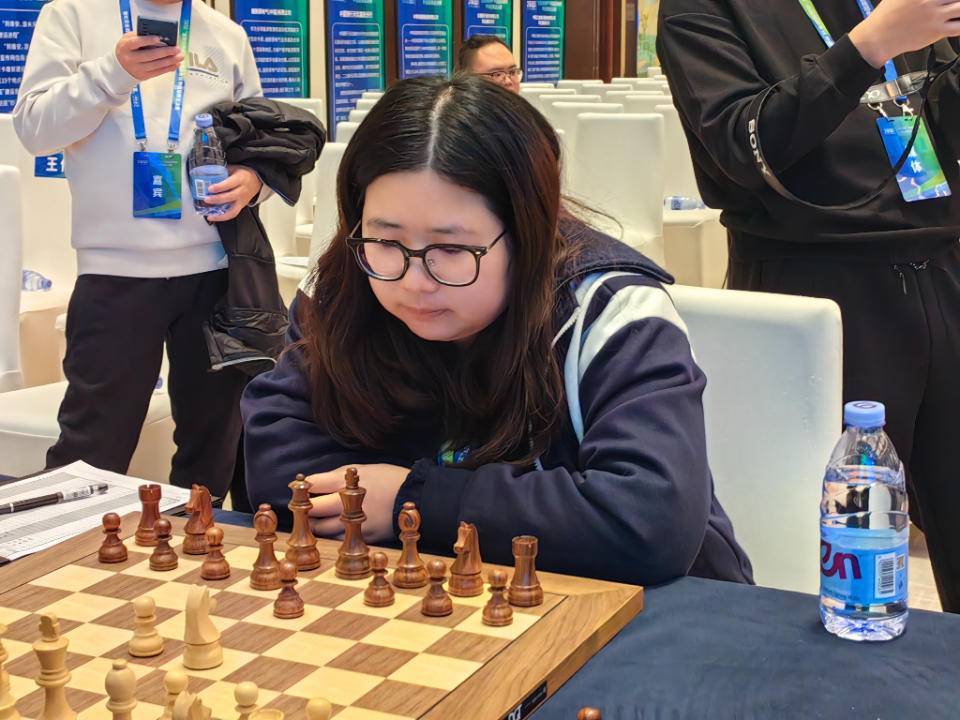 胡聿张潇女子方面,山东队张潇在第四台,未能抵挡住女子特级大师翟墨的