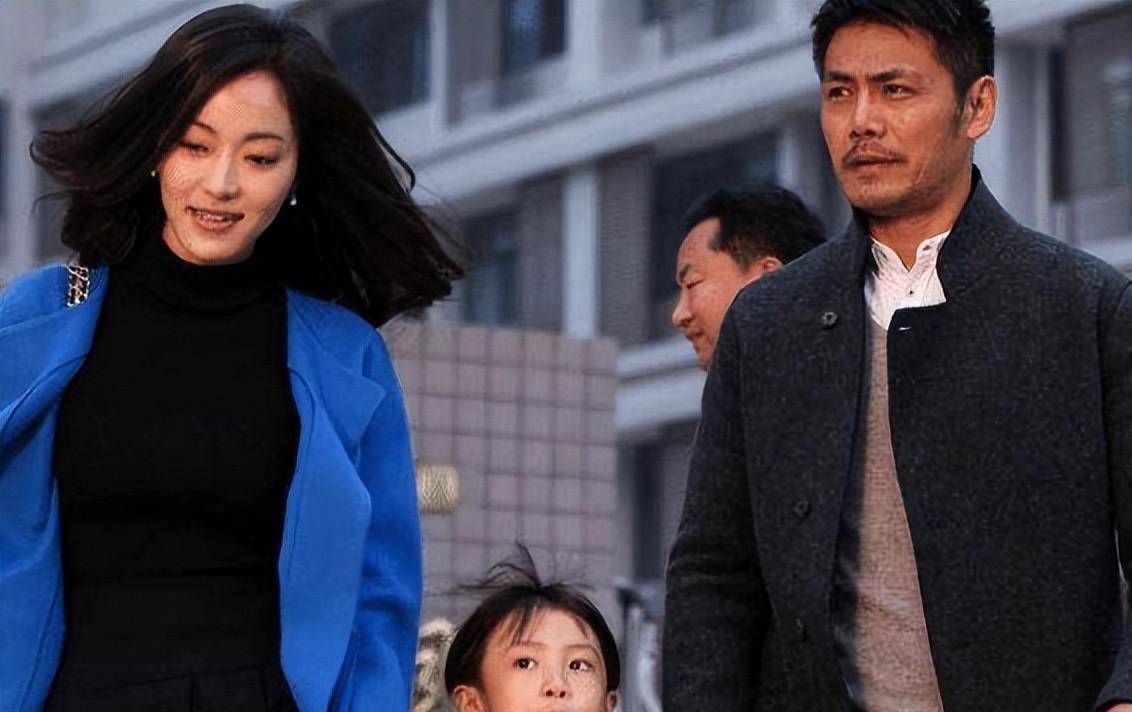 她是55岁邵兵的藏了20年的娇妻,身材出挑长相清秀,穿旗袍好惊艳_时尚