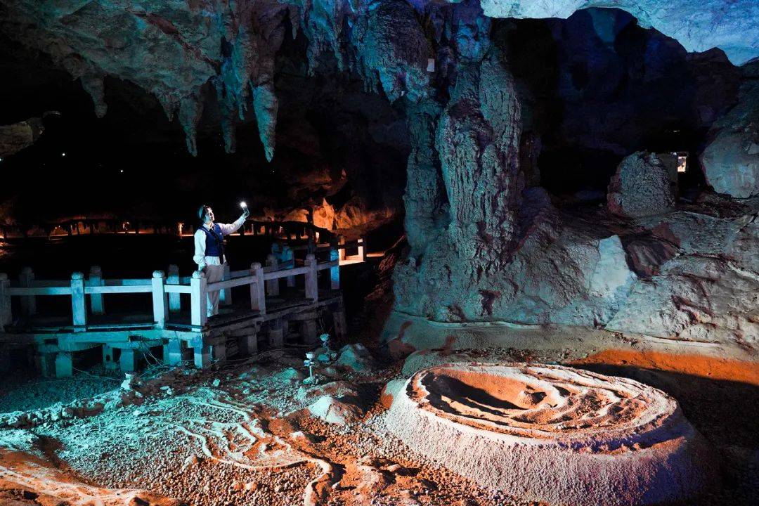 广西最奇妙的溶洞,洞内长了200多个莲花盆,其中一个世界第一