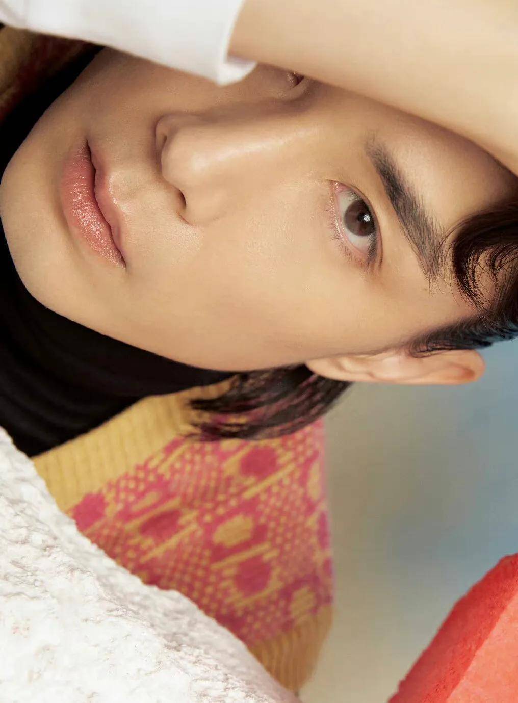 李承铉狼尾湿发造型,个性时尚禁欲风满满,给人一种小狼狗的感觉_大片